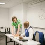 Nauczyciel omawia z uczniem zasady egzaminu w nowoczesnej klasie