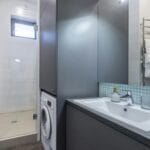 Nowoczesna łazienka w mieszkaniu na wynajem z pralką i prysznicem