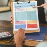 Jak przygotować własną checklistę odbioru mieszkania na Bemowie, korzystając z planów, rzutów i standardu wykończenia dewelopera Agent nieruchomości omawia checklistę odbioru mieszkania z klientami