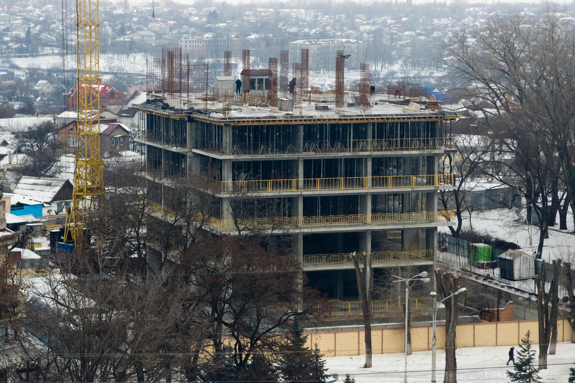 Budowa wielorodzinnego budynku z lotu ptaka w ośnieżonym mieście