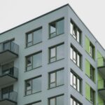 Nowoczesne osiedle z kolorowymi akcentami i balkonami na Bemowie