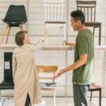 Para ogląda krzesła w nowoczesnym salonie meblowym