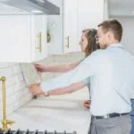 Para ogląda próbki płytek do nowoczesnej kuchni