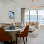 Jasny nowoczesny salon w apartamencie inwestycyjnym na Bemowie