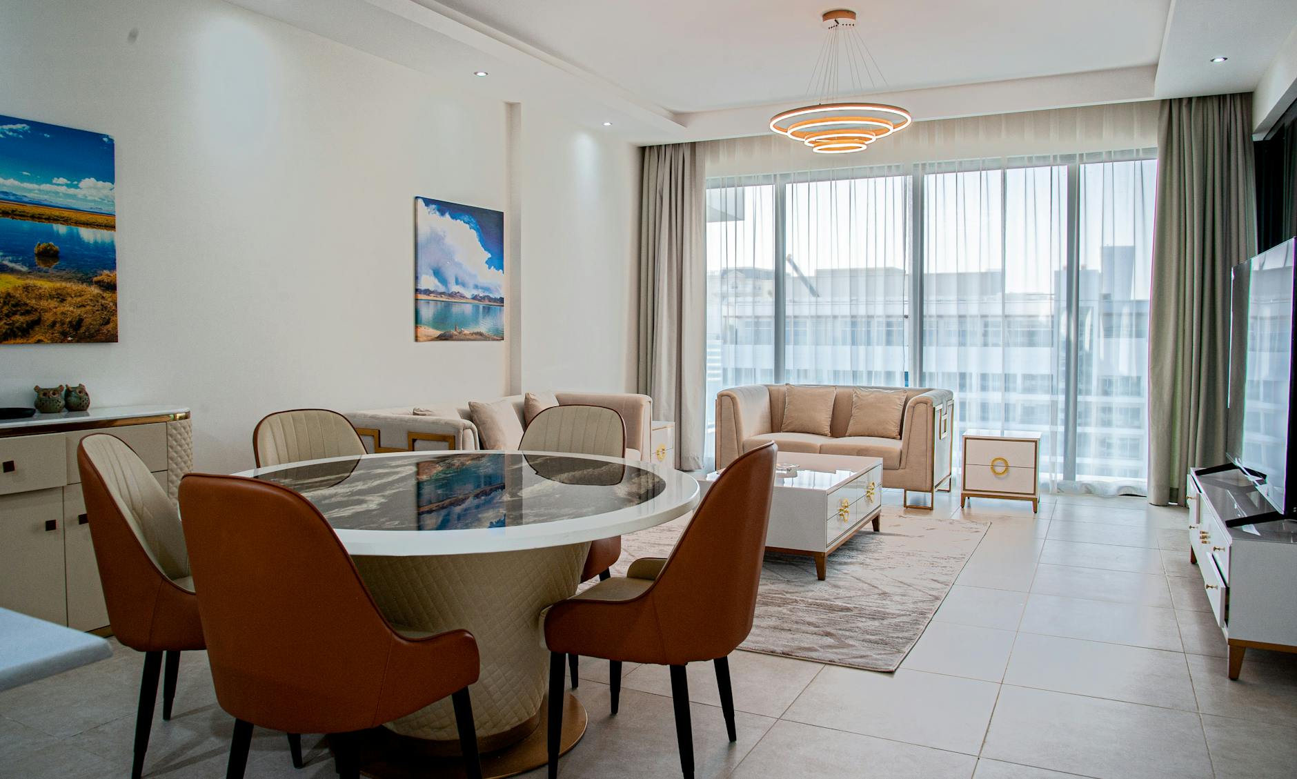 Jasny nowoczesny salon w apartamencie inwestycyjnym na Bemowie