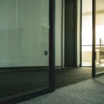 Nowoczesne biuro z przeszklonymi ścianami działowymi