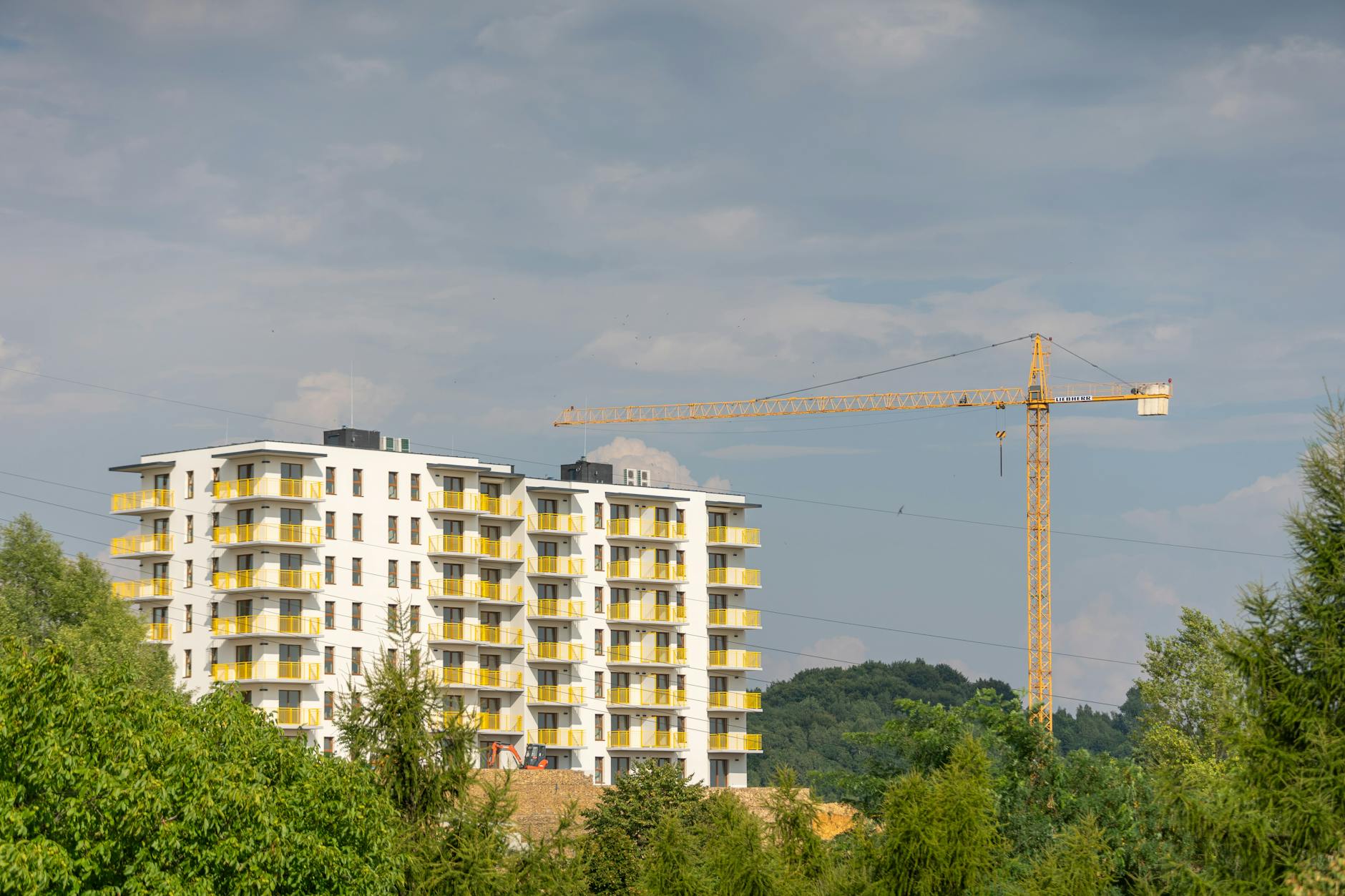 Nowoczesny blok mieszkalny z dźwigiem budowlanym w Trzebini