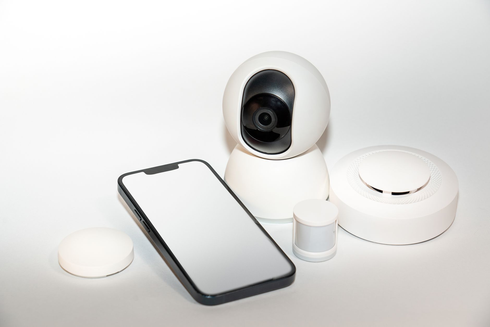 Zestaw gadżetów smart home i ekran smartfona z systemem zabezpieczeń