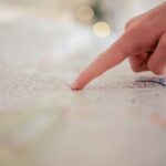 Dłoń wskazuje punkt na mapie miasta, planowanie nawigacji Bemowa