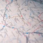 Zbliżenie na szczegółową mapę dróg i tras na Bemowie